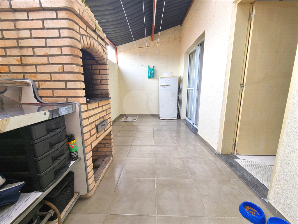 Sobrado 3 quartos e 2 vagas em condomínio fechado. 