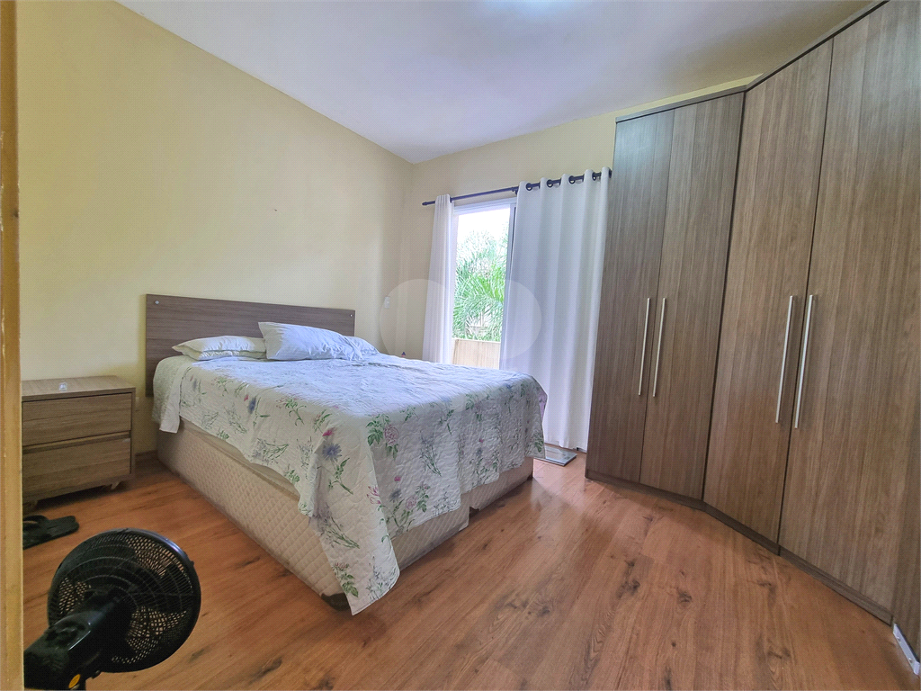 Sobrado 3 quartos e 2 vagas em condomínio fechado. 