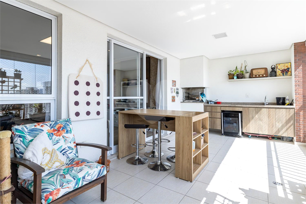 Apartamento face norte, andar alto com 3 suites e 2 vagas na Vila Mariana.