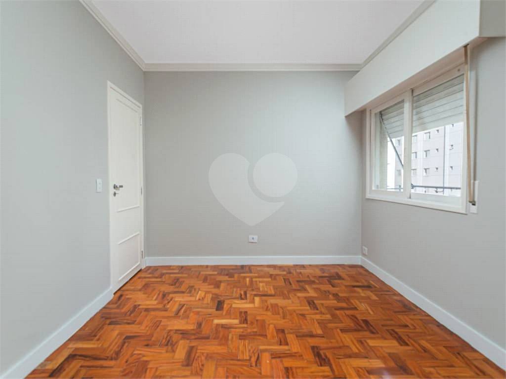 Apartamento no Itaim, rua tranquila