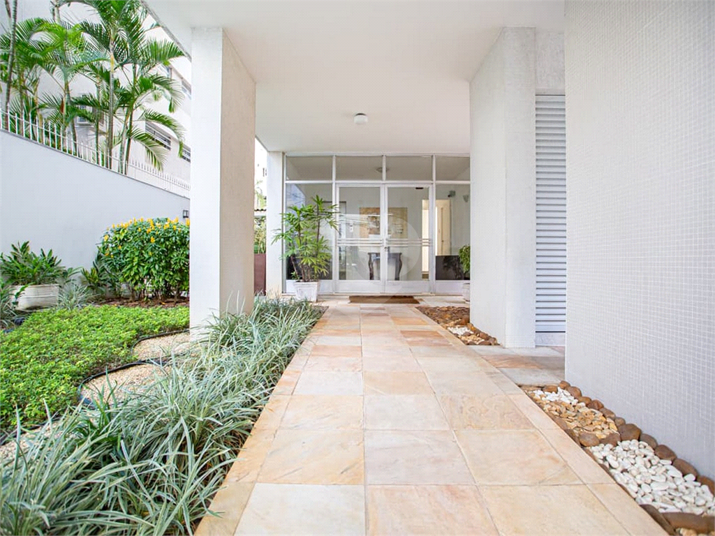 Apartamento no Itaim, rua tranquila