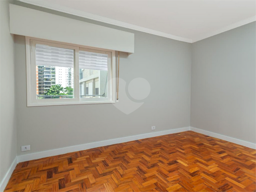 Apartamento no Itaim, rua tranquila