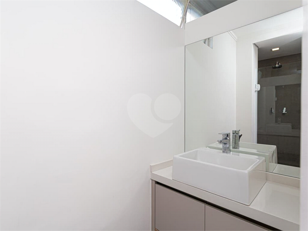 Apartamento no Itaim, rua tranquila