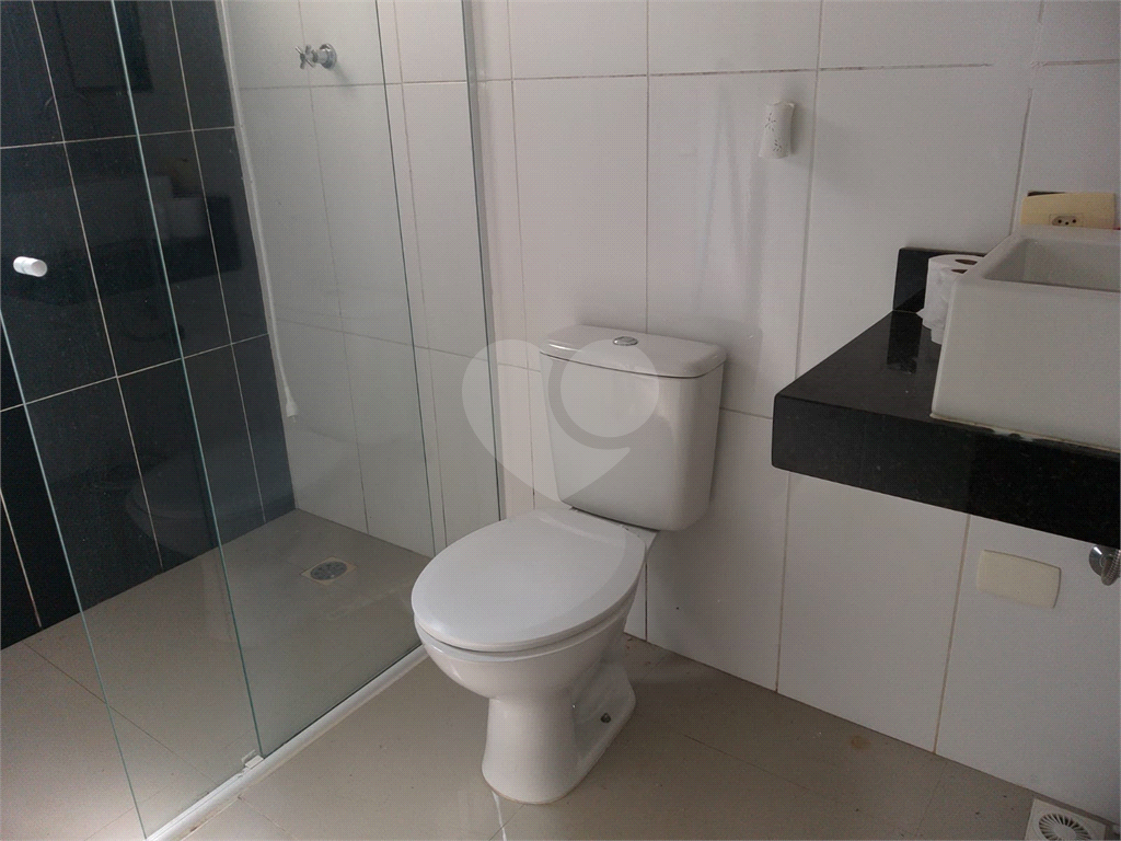 SOBRADO EM CONDOMÍNIO FECHADO - 2 DORM. 1 VAGA. 2 WC