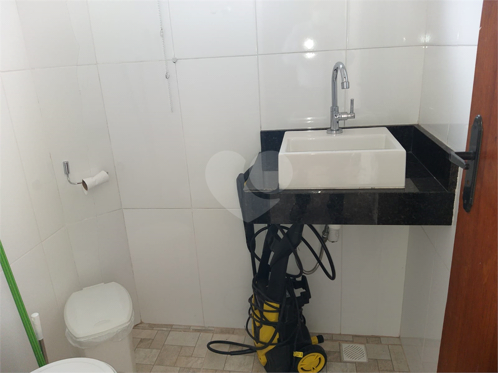 SOBRADO EM CONDOMÍNIO FECHADO - 2 DORM. 1 VAGA. 2 WC