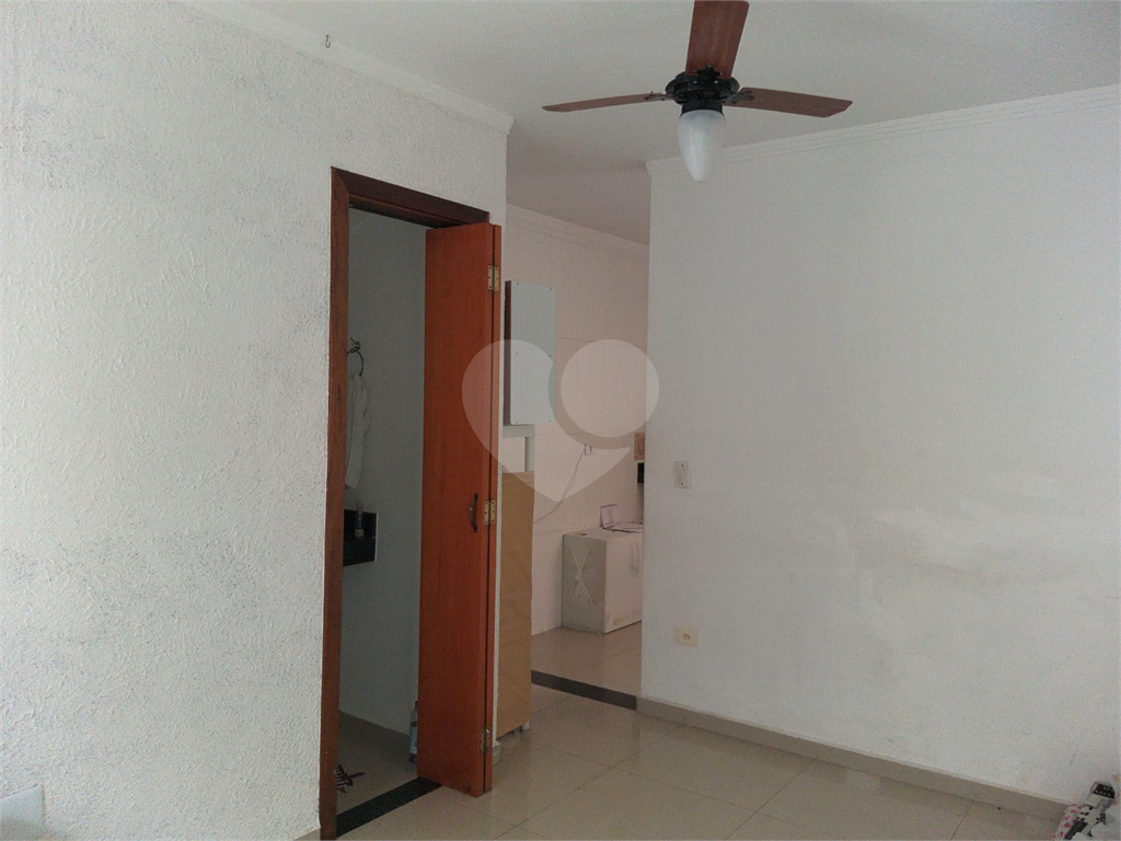 SOBRADO EM CONDOMÍNIO FECHADO - 2 DORM. 1 VAGA. 2 WC