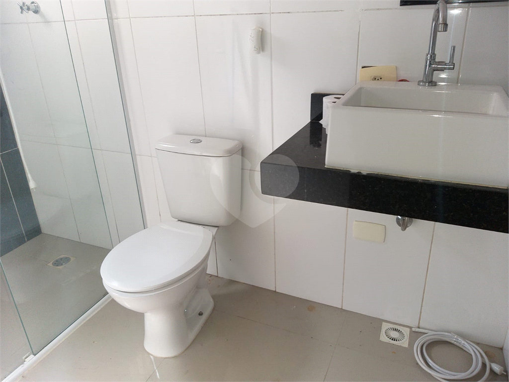 SOBRADO EM CONDOMÍNIO FECHADO - 2 DORM. 1 VAGA. 2 WC