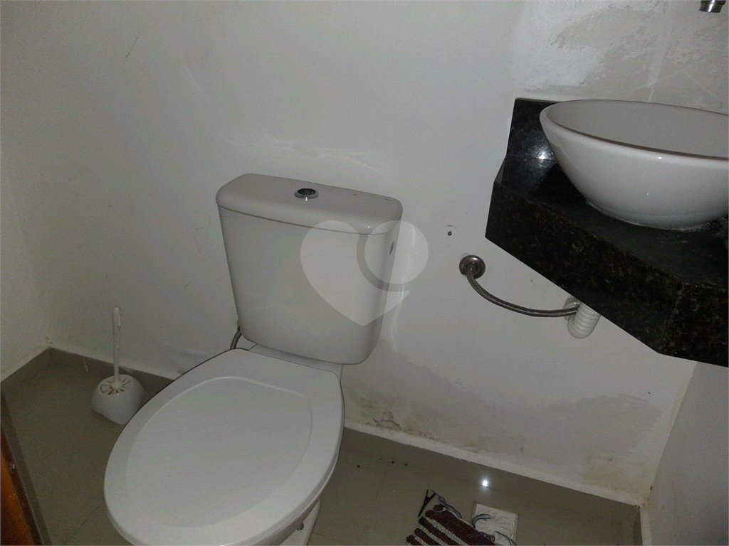 SOBRADO EM CONDOMÍNIO FECHADO - 2 DORM. 1 VAGA. 2 WC