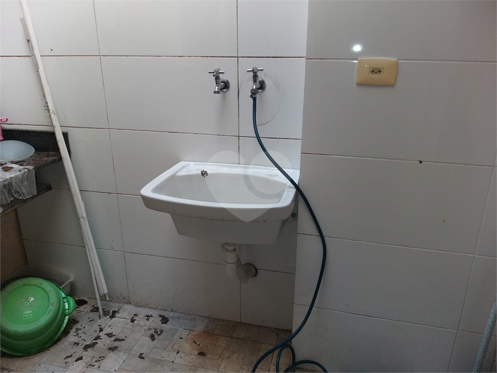 SOBRADO EM CONDOMÍNIO FECHADO - 2 DORM. 1 VAGA. 2 WC
