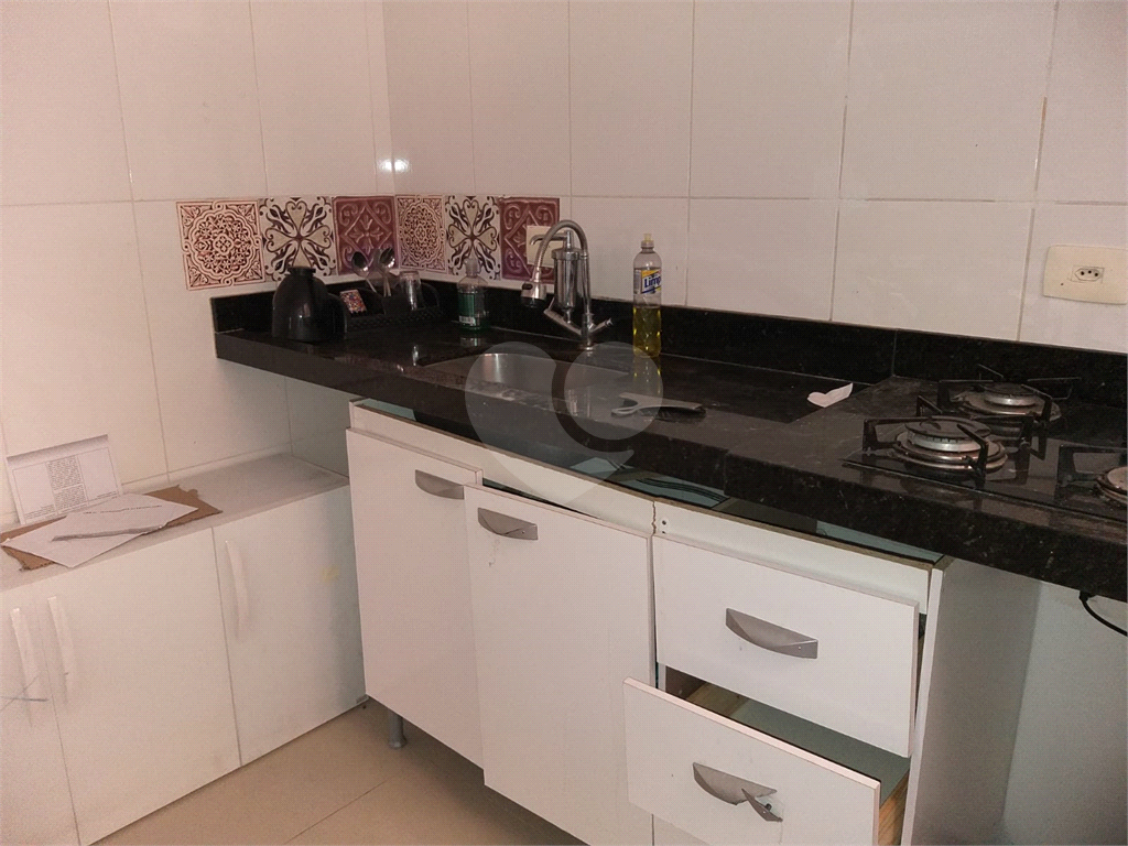 SOBRADO EM CONDOMÍNIO FECHADO - 2 DORM. 1 VAGA. 2 WC