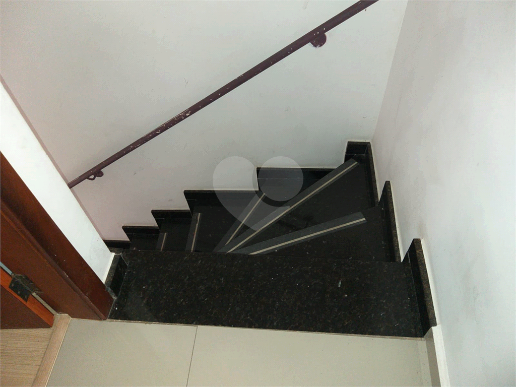 SOBRADO EM CONDOMÍNIO FECHADO - 2 DORM. 1 VAGA. 2 WC