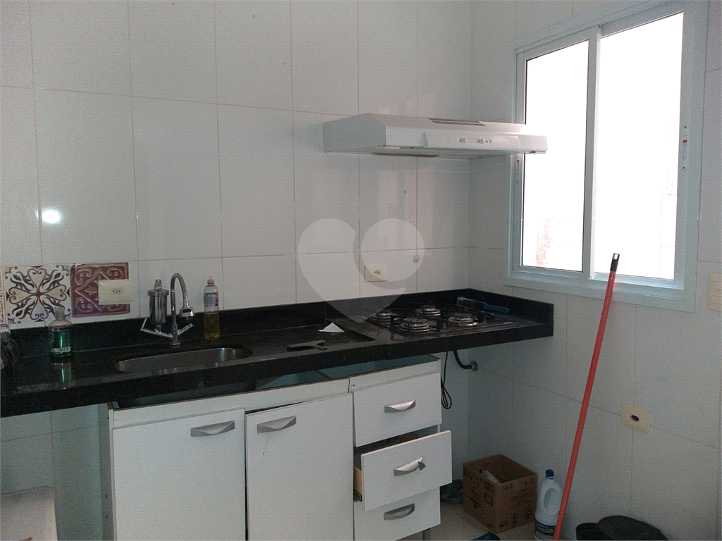 SOBRADO EM CONDOMÍNIO FECHADO - 2 DORM. 1 VAGA. 2 WC