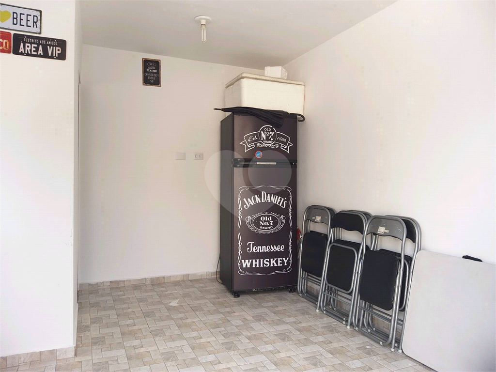 SOBRADO EM CONDOMÍNIO FECHADO - 2 DORM. 1 VAGA. 2 WC