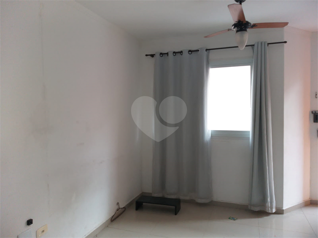 SOBRADO EM CONDOMÍNIO FECHADO - 2 DORM. 1 VAGA. 2 WC