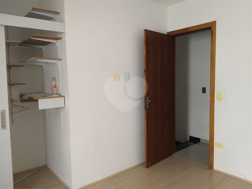 SOBRADO EM CONDOMÍNIO FECHADO - 2 DORM. 1 VAGA. 2 WC
