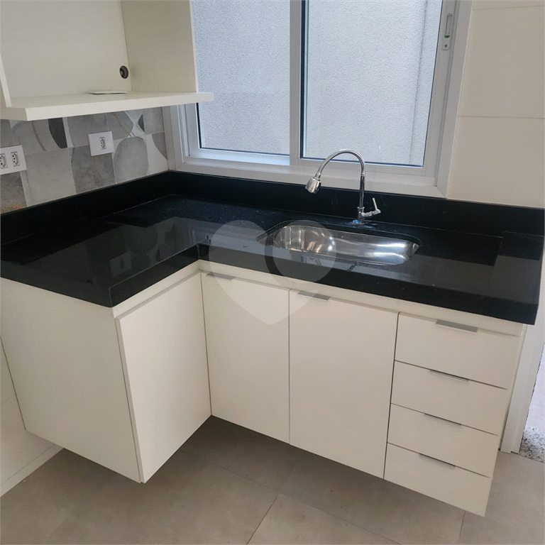 Sobrado em condomínio, 2 suítes, 2 vagas, 2 banheiros, 1 lavabo e terraço, metrô Tucuruvi.
