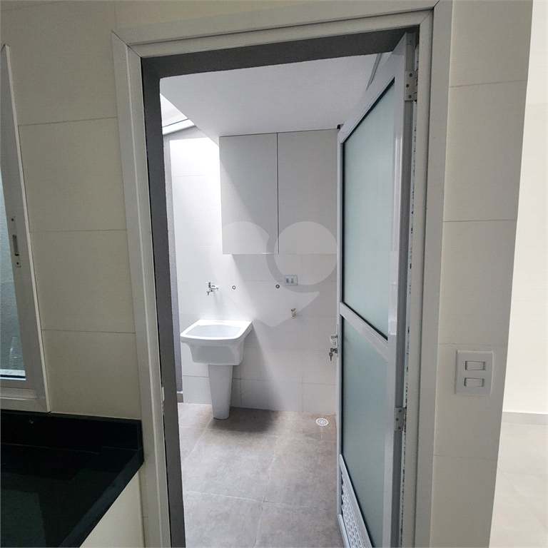 Sobrado em condomínio, 2 suítes, 2 vagas, 2 banheiros, 1 lavabo e terraço, metrô Tucuruvi.