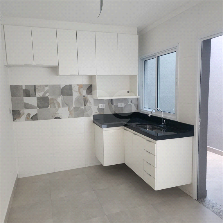 Sobrado em condomínio, 2 suítes, 2 vagas, 2 banheiros, 1 lavabo e terraço, metrô Tucuruvi.