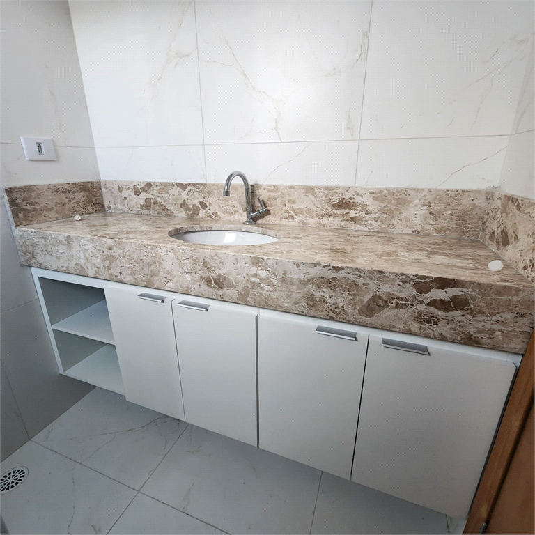 Sobrado em condomínio, 2 suítes, 2 vagas, 2 banheiros, 1 lavabo e terraço, metrô Tucuruvi.