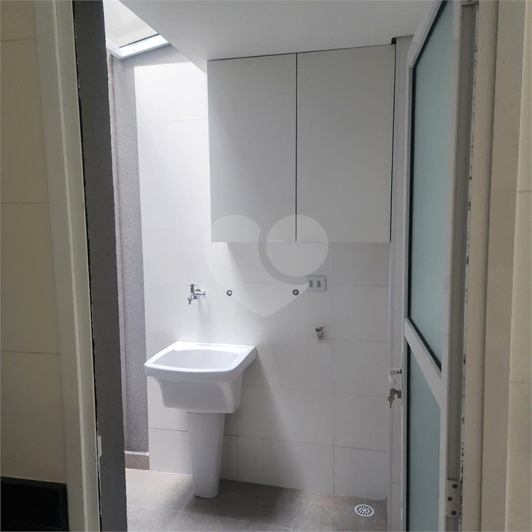 Sobrado em condomínio, 2 suítes, 2 vagas, 2 banheiros, 1 lavabo e terraço, metrô Tucuruvi.