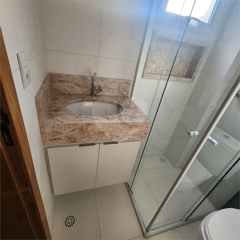 Sobrado em condomínio, 2 suítes, 2 vagas, 2 banheiros, 1 lavabo e terraço, metrô Tucuruvi.