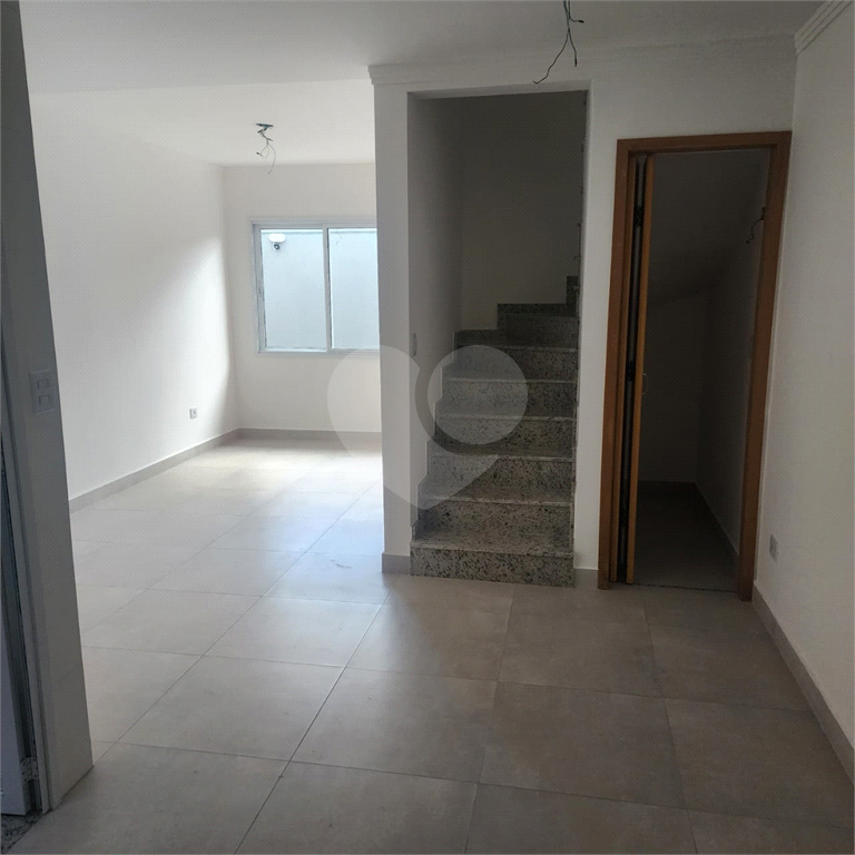 Sobrado em condomínio, 2 suítes, 2 vagas, 2 banheiros, 1 lavabo e terraço, metrô Tucuruvi.