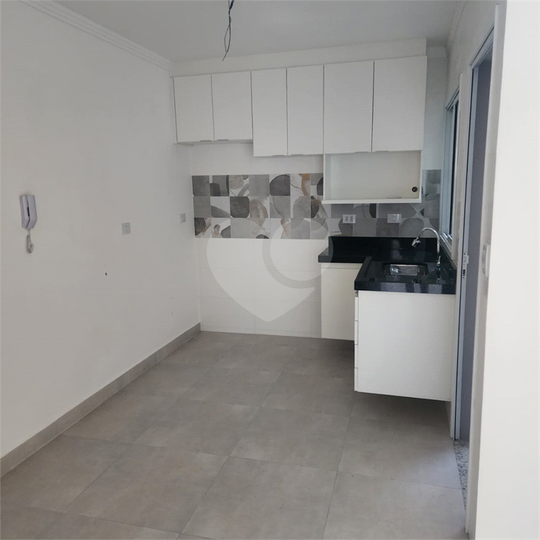 Sobrado em condomínio, 2 suítes, 2 vagas, 2 banheiros, 1 lavabo e terraço, metrô Tucuruvi.