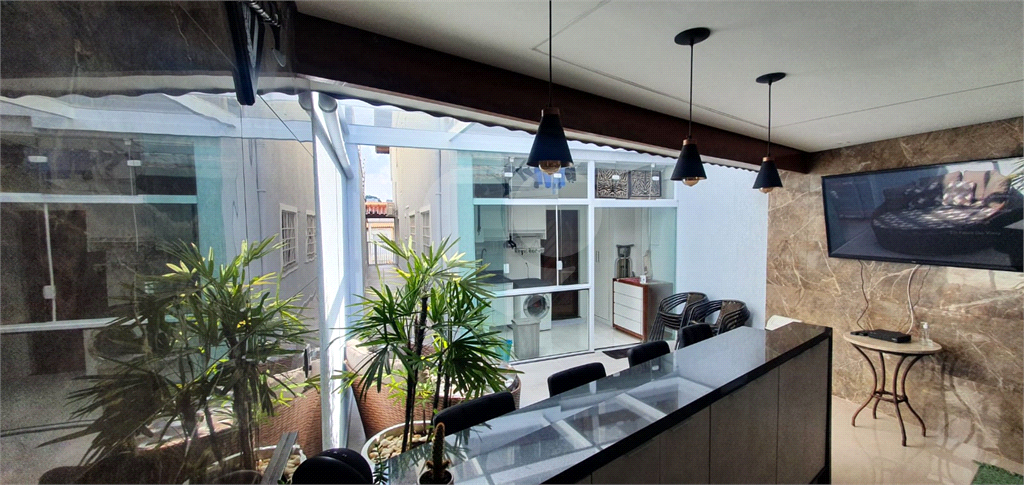 Casa recém reformada com área Gourmet, com 03 dormitório, sendo 02 suítes, possuindo 03 vagas.