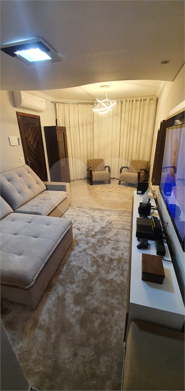 Casa recém reformada com área Gourmet, com 03 dormitório, sendo 02 suítes, possuindo 03 vagas.