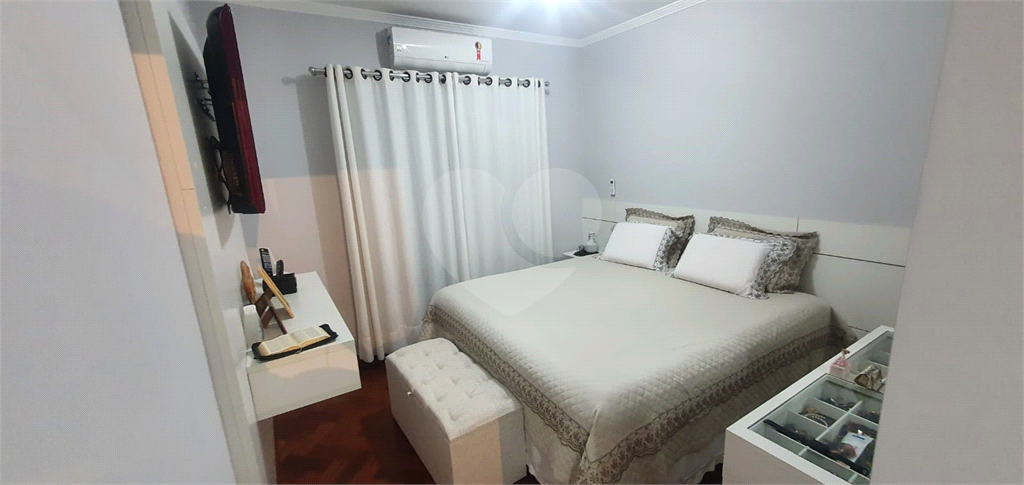 Casa recém reformada com área Gourmet, com 03 dormitório, sendo 02 suítes, possuindo 03 vagas.