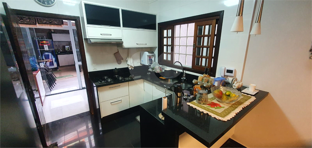 Casa recém reformada com área Gourmet, com 03 dormitório, sendo 02 suítes, possuindo 03 vagas.