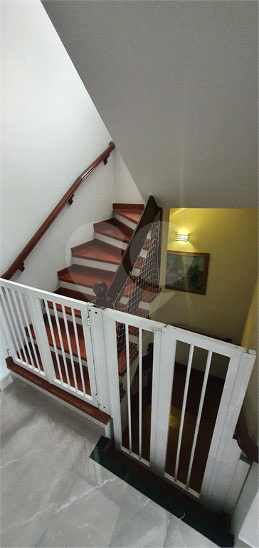 Casa recém reformada com área Gourmet, com 03 dormitório, sendo 02 suítes, possuindo 03 vagas.