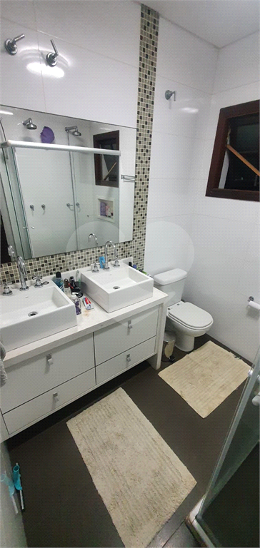 Casa recém reformada com área Gourmet, com 03 dormitório, sendo 02 suítes, possuindo 03 vagas.