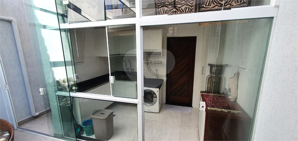 Casa recém reformada com área Gourmet, com 03 dormitório, sendo 02 suítes, possuindo 03 vagas.