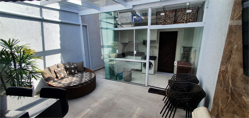 Casa recém reformada com área Gourmet, com 03 dormitório, sendo 02 suítes, possuindo 03 vagas.