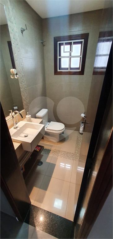 Casa recém reformada com área Gourmet, com 03 dormitório, sendo 02 suítes, possuindo 03 vagas.