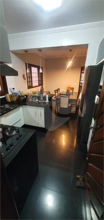 Casa recém reformada com área Gourmet, com 03 dormitório, sendo 02 suítes, possuindo 03 vagas.