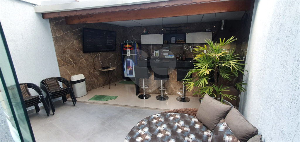 Casa recém reformada com área Gourmet, com 03 dormitório, sendo 02 suítes, possuindo 03 vagas.