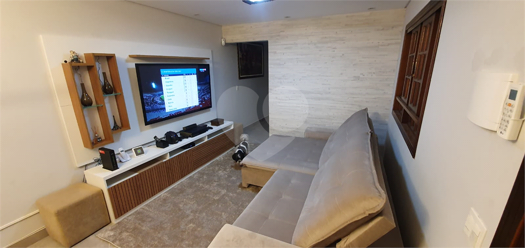 Casa recém reformada com área Gourmet, com 03 dormitório, sendo 02 suítes, possuindo 03 vagas.