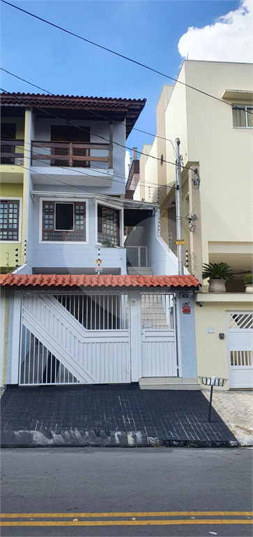 Casa recém reformada com área Gourmet, com 03 dormitório, sendo 02 suítes, possuindo 03 vagas.