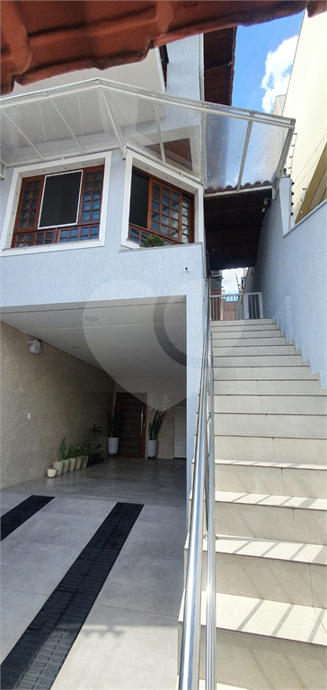 Casa recém reformada com área Gourmet, com 03 dormitório, sendo 02 suítes, possuindo 03 vagas.