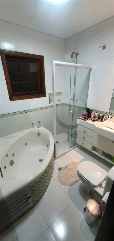 Casa recém reformada com área Gourmet, com 03 dormitório, sendo 02 suítes, possuindo 03 vagas.