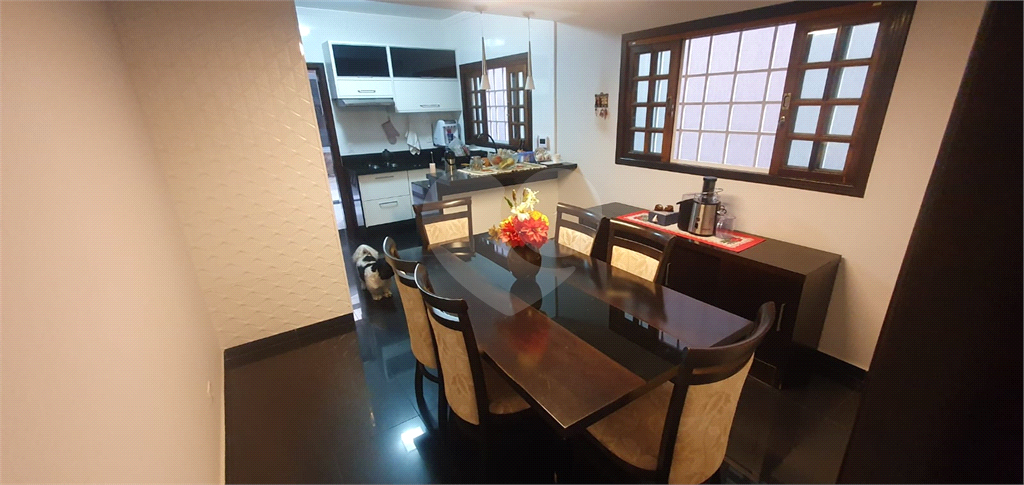 Casa recém reformada com área Gourmet, com 03 dormitório, sendo 02 suítes, possuindo 03 vagas.