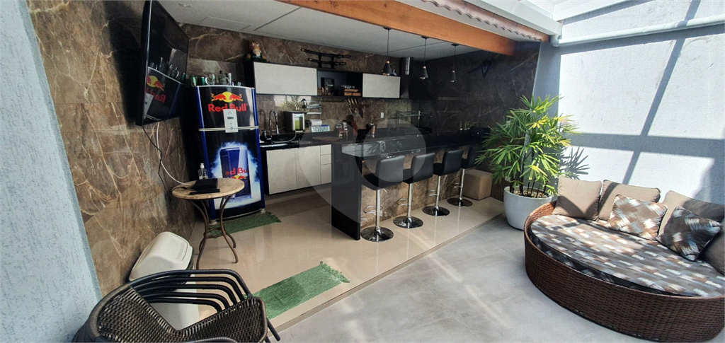 Casa recém reformada com área Gourmet, com 03 dormitório, sendo 02 suítes, possuindo 03 vagas.