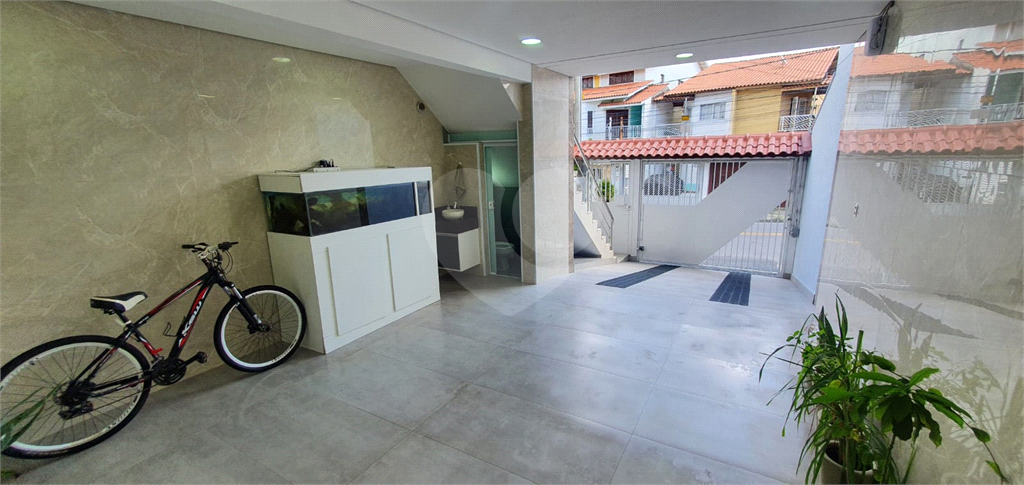 Casa recém reformada com área Gourmet, com 03 dormitório, sendo 02 suítes, possuindo 03 vagas.