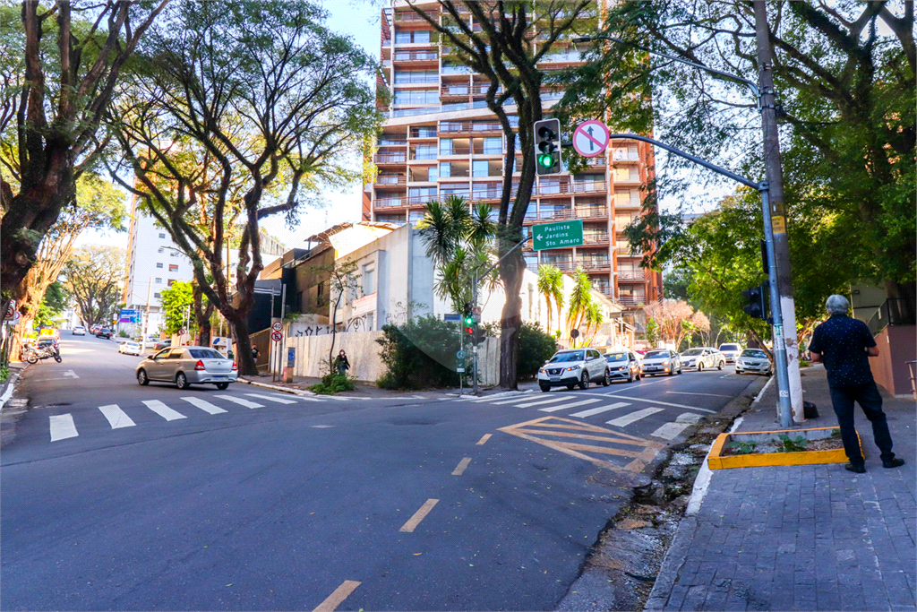 há 2 quadras da Avenida Paulis