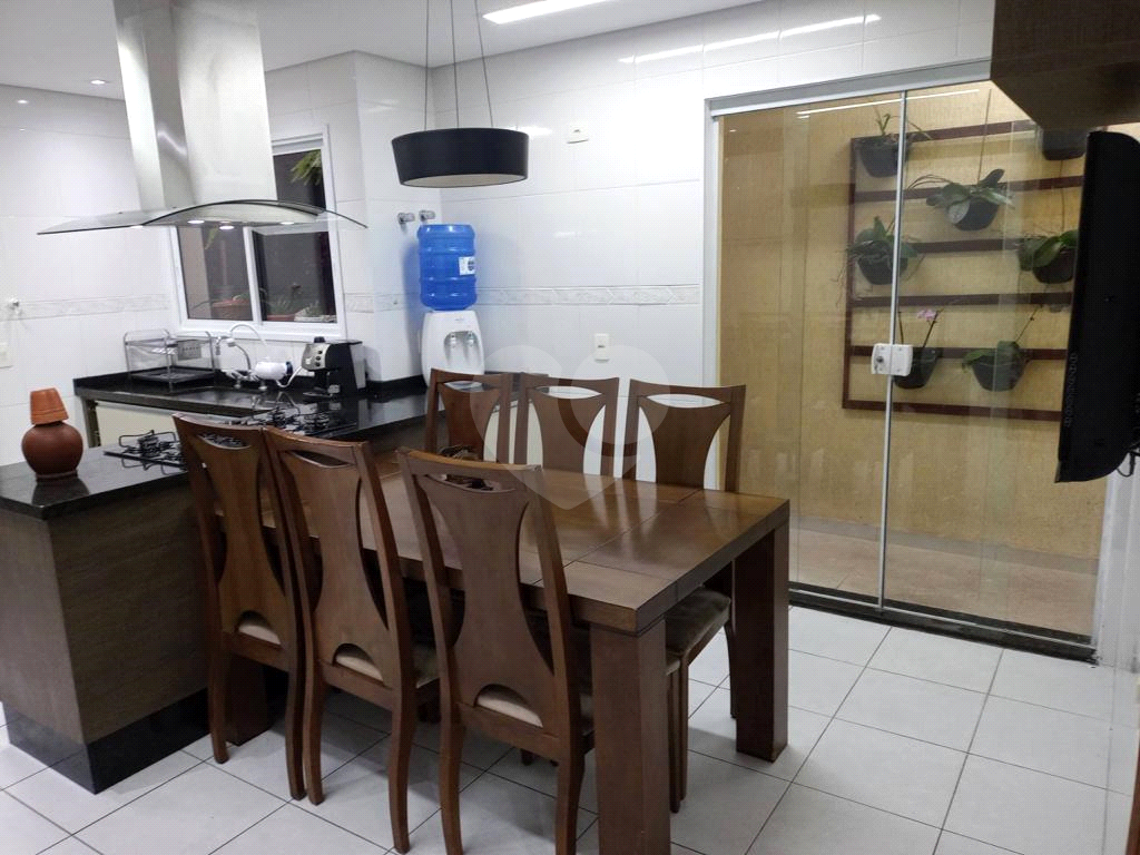 Sobrado, 3 quartos, 3 suítes, 4 vagas, 