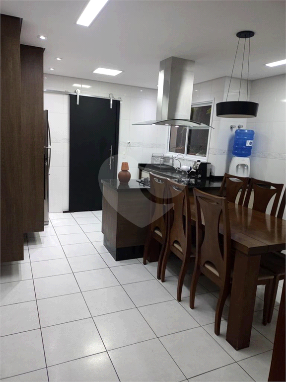 Sobrado, 3 quartos, 3 suítes, 4 vagas, 