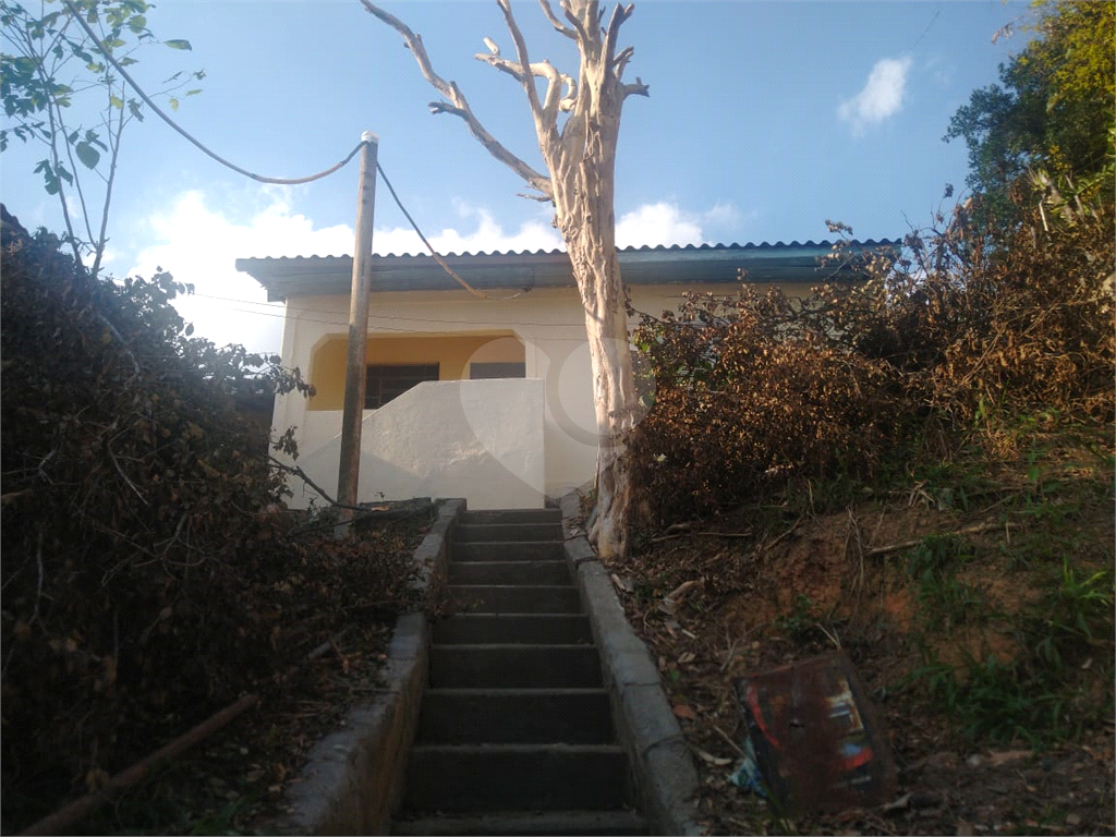 Duas casas em terreno amplo!
