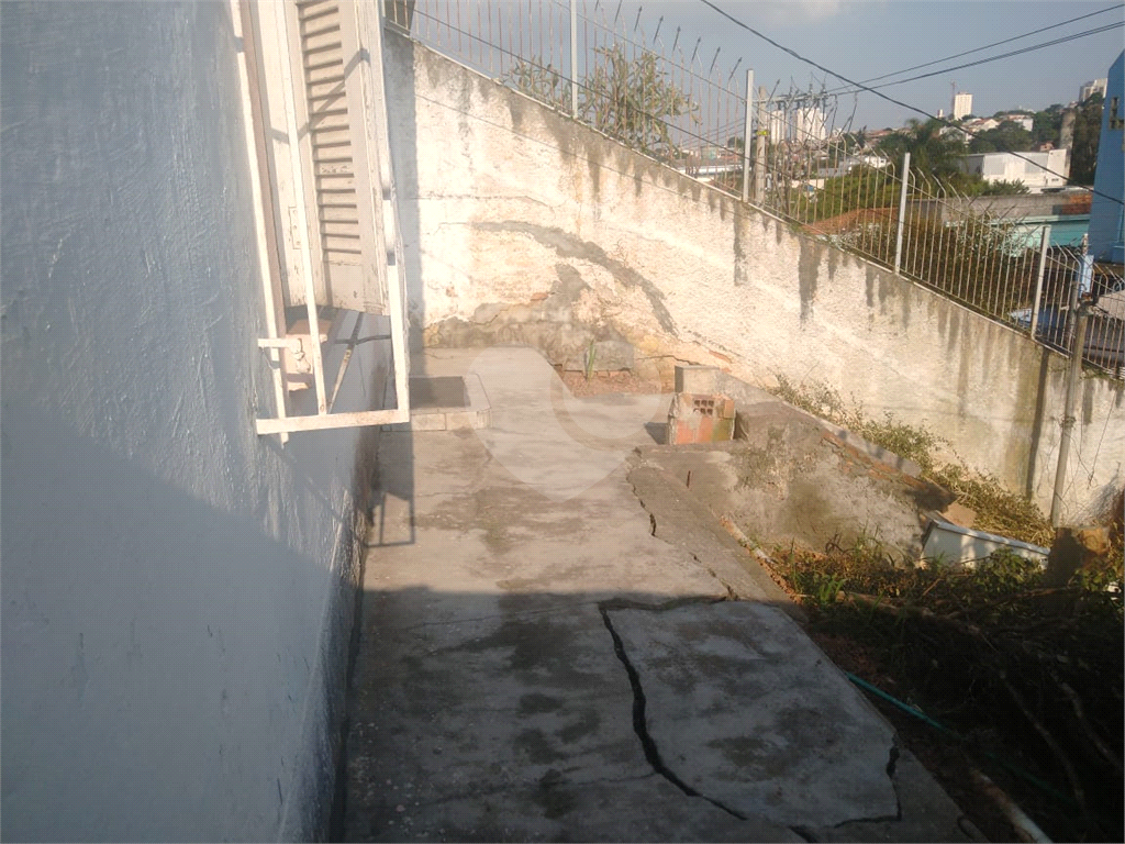 Duas casas em terreno amplo!
